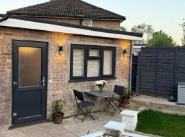 Newly Renovated Guesthouse with Free Parking, guest house in Reading