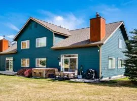3BR Big Sky Getaway with Hot Tub and Mountain Views