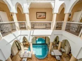 RIAD AWINATI Location Privatisée ,piscine chauffée , beau Rooftop