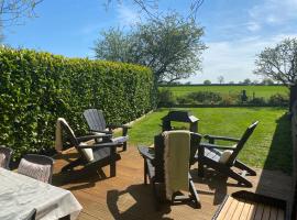 Private Fishing Lodge w Lake Norfolk Retreat, Hotel in Hainford