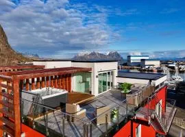 Seaview and private roof top terrace with jacuzzi in Lofoten