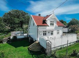Unikt skipperhus med høner i hagen, hotel v destinaci Hvaler