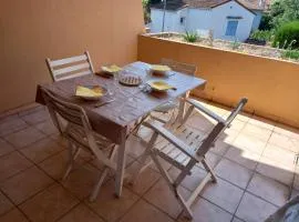 Studio climatisé avec coin nuit et terrasse plein Sud, 10 m², parking inclus - FR-1-100-194