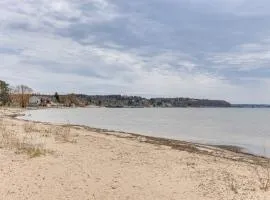8 Mi to Traverse City Bayside Couples Retreat