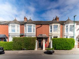 Teesside House - Sleeps up to 10, hotel in Redcar