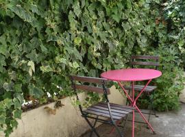 Little house with small courtyard, Hotel in Bordeaux