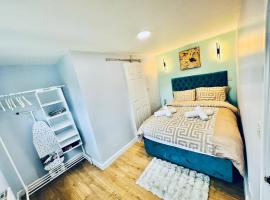 Luxe 1B Chalet, HotTub, free parking Nr LTN Airport, L&D Hosp, Whipsnade Zoo, fast trains into Central London, hôtel avec bain à remous à Luton