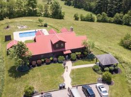 Big Sky Lodge - by The Chalets, хотел с басейни в Лоуган