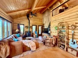 Mountain Retreat with private hot tub Close to Zion