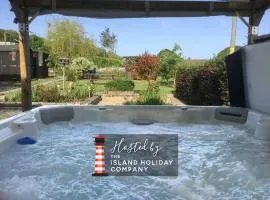 Dassia-Rural Bungalow, Dog Friendly with Hot Tub Near Gurnard