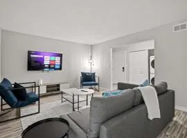 Peaceful & Trendy Unit Near Attractions