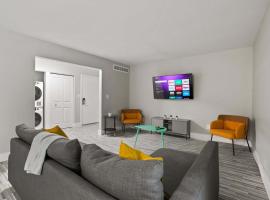 Stylish & Spacious Getaway Near Downtown, hotel in Rochester Hills