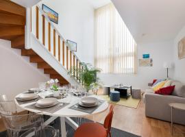 Duplex Cosy 6 personnes - Parking Gratuit - 15 min Centre de Paris Metro 13, hotel in Asnières-sur-Seine