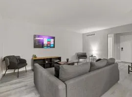 Urban Oasis Sleek Cozy & Well-Located
