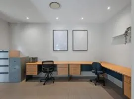 Stylish 4BR Home with BBQ and Media Room in Mt Ommaney