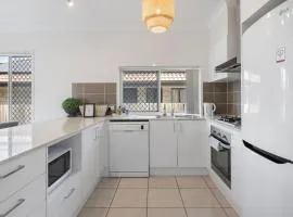 Modern 3BR Home in Peaceful Deebing Heights
