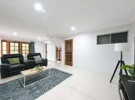 Spacious 5BR Retreat with Balcony Near Hotspots