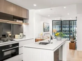 Modern 1BR Apt in Prime Queens Wharf Location