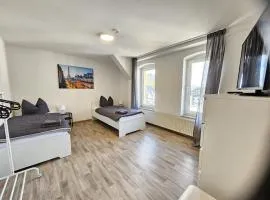 MR Living I moderne Apartments mit Einzelbetten, voll ausgestattete Küche, WLAN, Parkplatz, ideal für Monteure I DI01, DI02