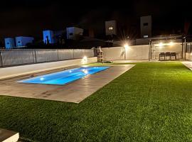 Casa con piscina y parking en Roda de Berà, hotel i Roda de Berà