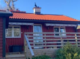 Archipelago cabin with sauna, fireplace & close to the ocean, cabin in Ingarö