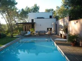 Villa avec piscine et dépendance