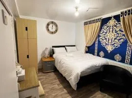 OYO Unique Guestroom - Farnworth, Easy Access to Bolton