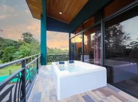 Refugio Turquesa-King bed and balcony with jacuzzi, fast Wifi, EV powering included! Only 5 minutes from La Fortuna