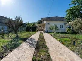 "Olive & Bloom" entire vila with secure parking