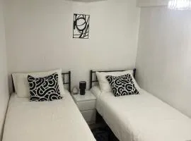Cozy Two Bedroom Flat 1 Minute from Forest Hill Train Station
