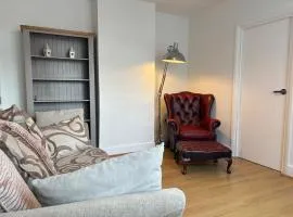 3BR Home Away From Home - Free Parking - Near LGW Airport
