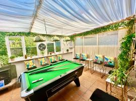 16th Century Farm House,6 Beds,5 BATHROOMS,SLEEPS 15,BBQ,HOT TUB,CINEMA ROOM WITH SURROUND SOUND,With Cymru Holidays, hotel v destinaci Llangwm-isaf