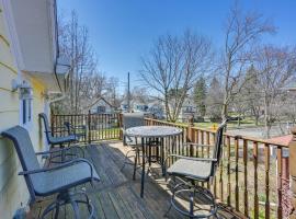 Less Than 1 Mi to Old Town Lansing Home with Furnished Deck, hotel v destinaci Lansing