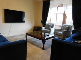 Spacious 3 Bed Family Friendly Home with Garden & Parking Sleeps 6 & Baby Near Glasgow City, hotel en Glasgow