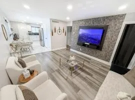 Elegant Home Mins from DTW