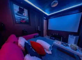 The Serene Residence with Hot Tub, Sauna and Cinema Experience