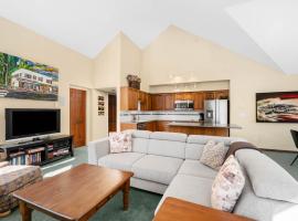 Top Floor Suite with Mountain Views by Harmony Whistler, vila v destinaci Whistler