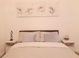 Cozy 2BR Home Leeds Free Parking & Wifi Pets Welcome