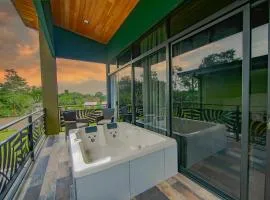 Paraiso Lima -King bed and balcony with jacuzzi, fast Wifi, EV powering included! Only 5 minutes to La Fortuna