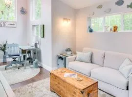 Cozy Couples Retreat with Hot Tub in Smithville!