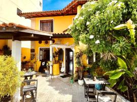 Casa Amarela Hostel & Bistrô - em Pituaçu, homestay in Salvador
