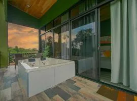 Refugio Verdanza-King bed and balcony with jacuzzi, fast Wifi, EV powering included! Only 5 minutes from La Fortuna