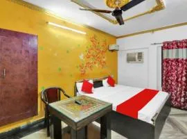 PREMIUM THE BEST HOTEL Near Railway Station - Wifi and Fully Air Conditioning Room - Prime Location - Room Service and Excellent Customer Service Awarded