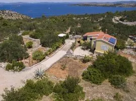 Awesome Home In Sali With Wifi