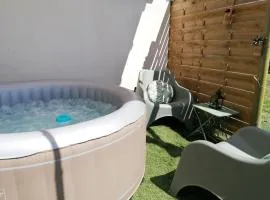 Conteneur avec spa privé face aux vignes