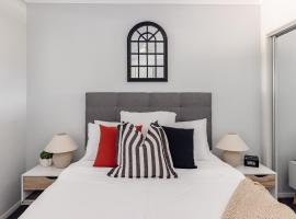 Mala Retreat, Shiraz Suite 5 Star Immaculate and Comfortable, Hotel in East Maitland