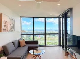 Stylish Riverfront 2Bed Apt with Pool at QWR