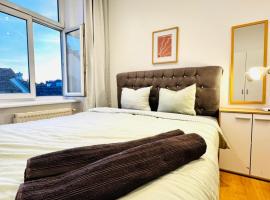Comfy & Cozy 4BR Shared Apt next to Kaufpark Alterlaa, hotel a Vienna