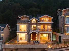 ELIVAAS privé The Royce Daisy Ultra-Luxe 4 BHK Villa with Pvt Heated Pool, Jacuzzi, Steam Room & Hill Views