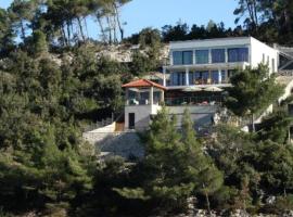 Beachfront Luxury Villa with Private Pool and Stunning Sea Views, khách sạn ở Đảo Korčula